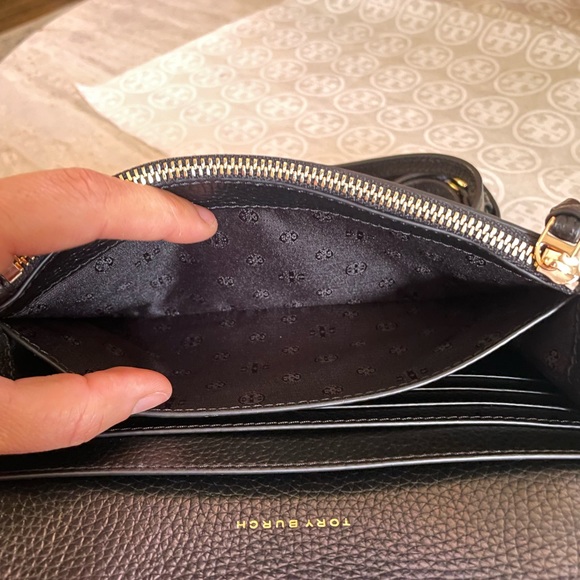 New, tory bruch thea flat crossbody wallet - Picture 11 of 15